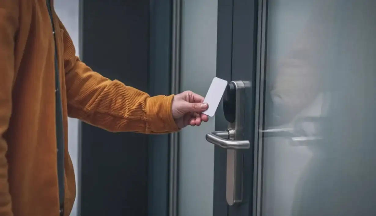 Control de acceso Hikvision + tarjetas NFC: más seguridad y cero llaves