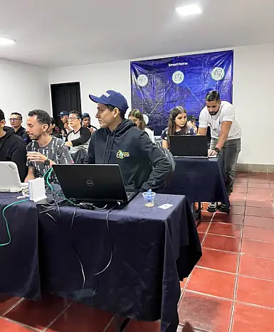 Personas en una reunión de trabajo